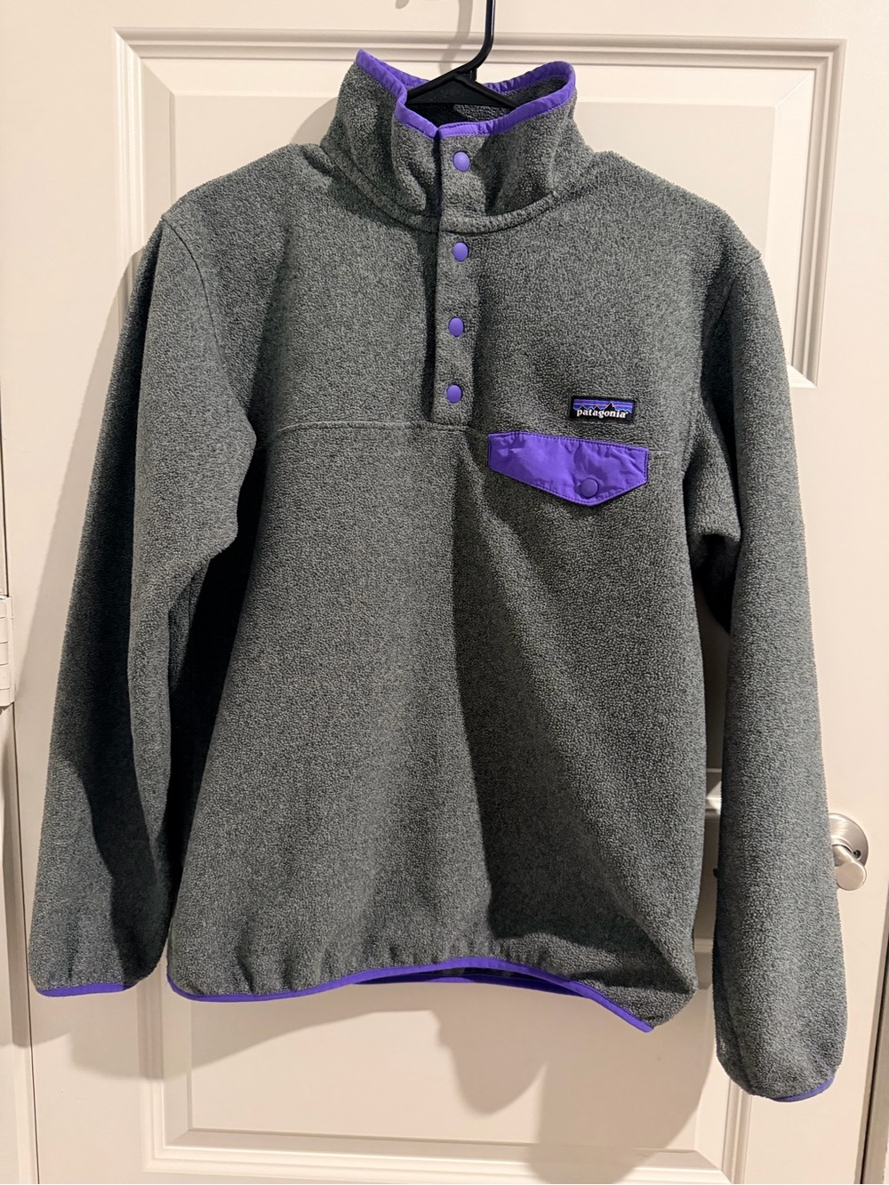 Patagonia Synchilla Women’s Gray Fleece Pullover with Purple Trim